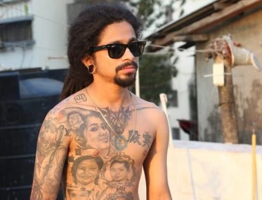 Ο άνθρωπος που έχει γεμίσει το σώμα του με τατουάζ 442 σήματα εταιρειών (φωτο - βίντεο)